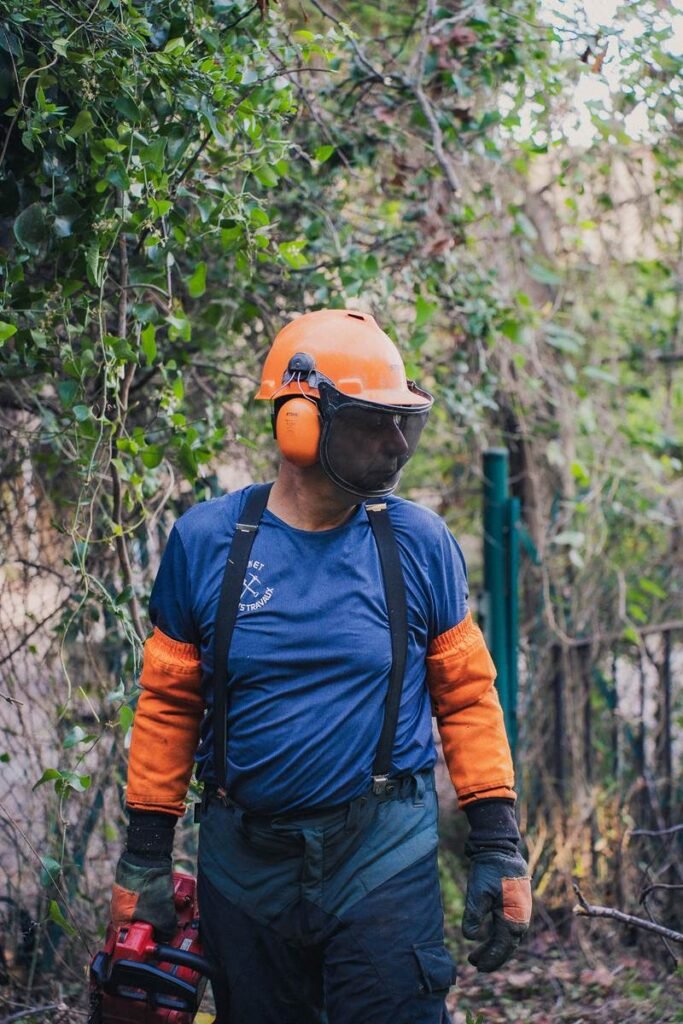 Frédéric, fondateur de Monet Petits Travaux, en tenue de sécurité sur un chantier