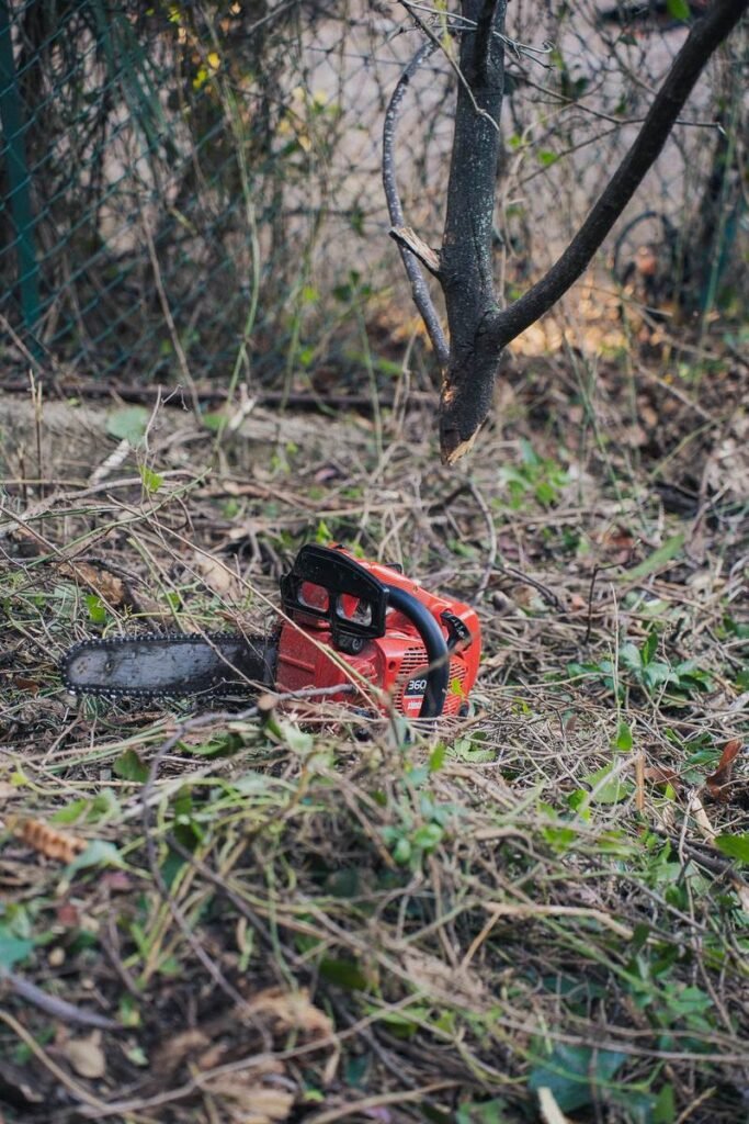 Tronçonneuse posée sur un chantier en cours